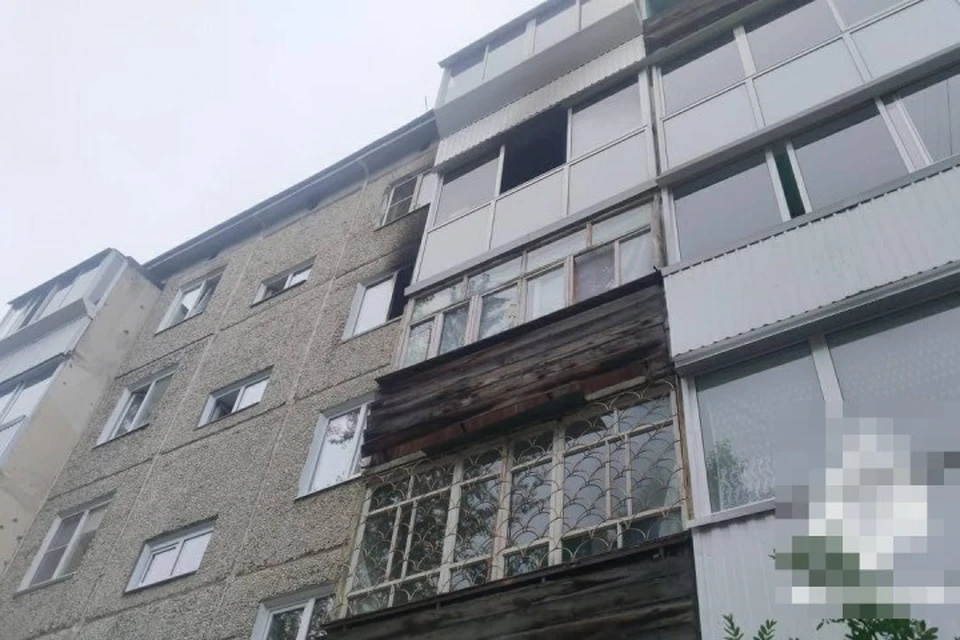 В Усть-Илимске четырех человек спасли на пожаре в многоквартирном доме