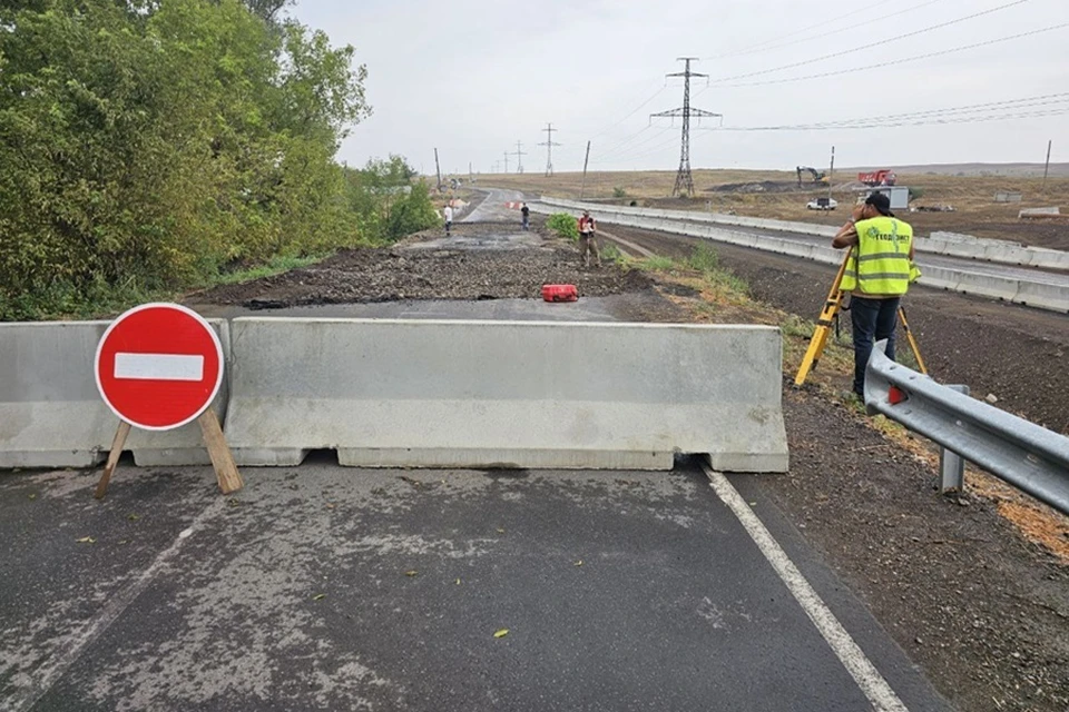 В ДНР продолжается ремонт моста через реку Скелевая. Фото: Служба автомобильных дорог Донбасса