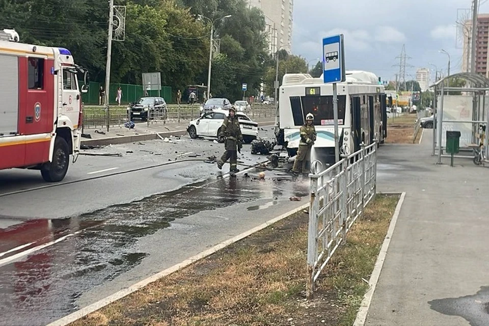 Легковушка влетела в стоящий на остановке автобус № 61 / Фото: t.me/OperTransport63