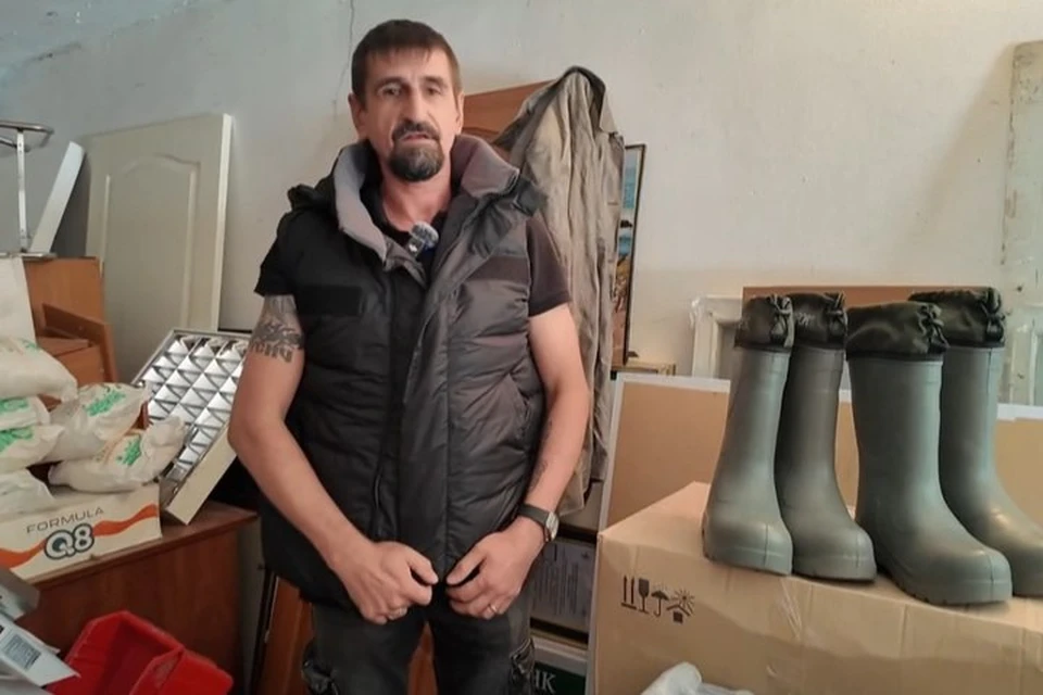 Противоосколочные жилеты и каски получили коммунальщики Каменки-Днепровской. Фото: Народный фронт Запорожской области