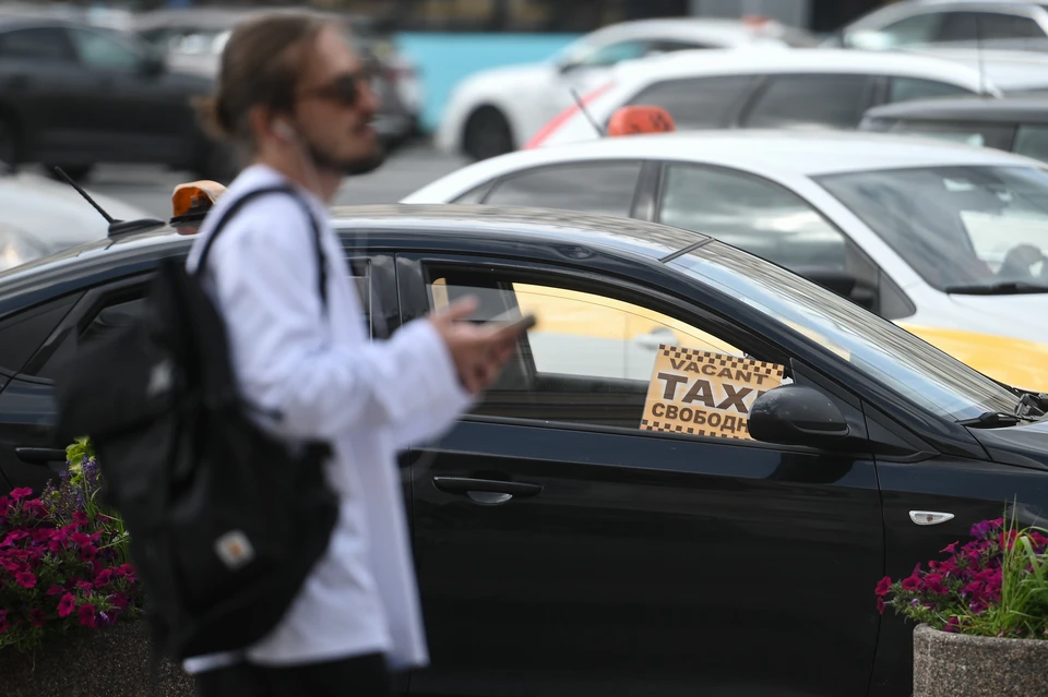 Женщину обокрал таксист, услугами которого она регулярно пользовалась.