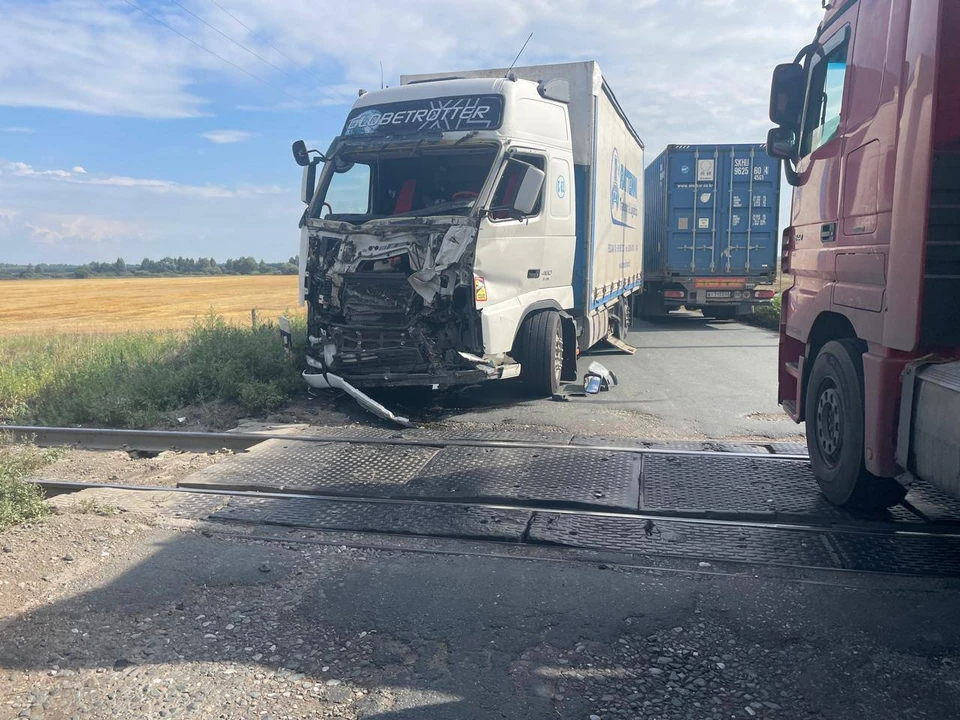 Водитель не сумел затормозить перед приближающимся поездом и врезался в вагон | ФОТО: Ульяновская транспортная прокуратура