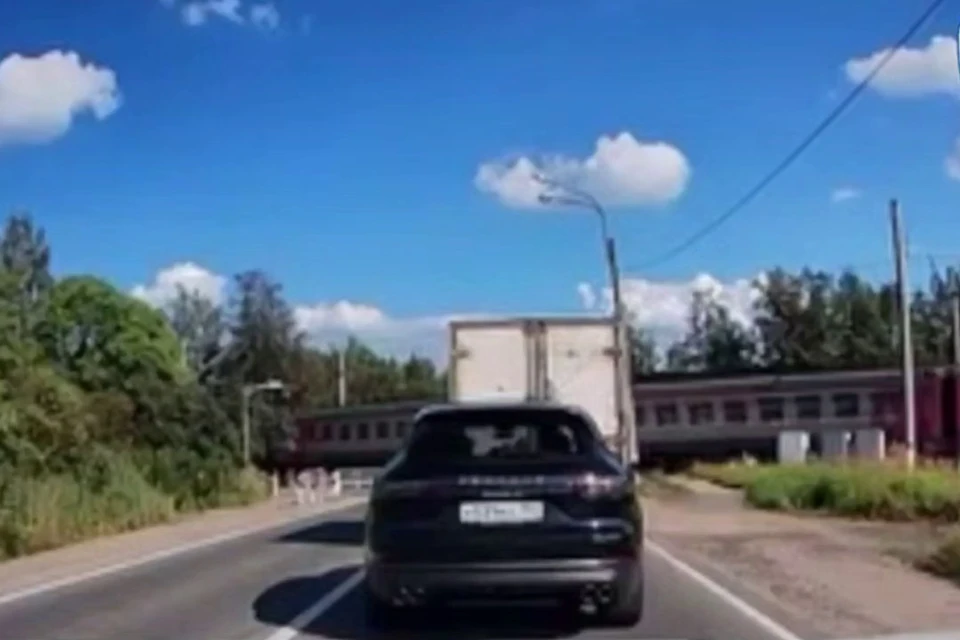 Петербурженка заплатит штраф за опасный маневр. Фото: t.me/spb_police78