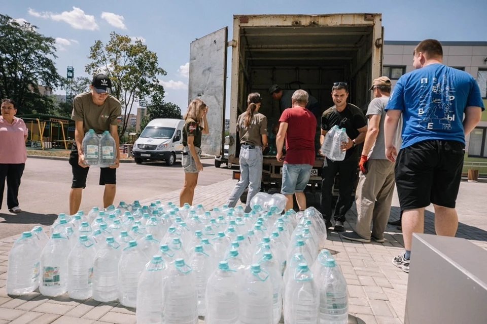 В центры социального обслуживания Мариуполя доставили бутилированную воду. Фото: ТГ/Кольцов