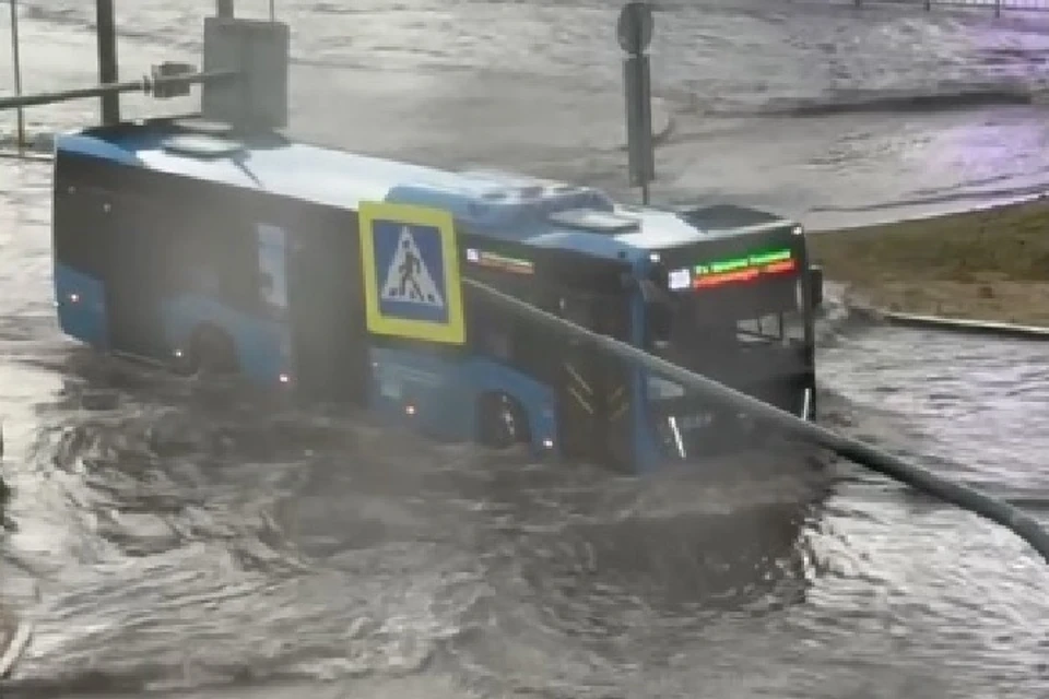 Общественный транспорт и автомобили с трудом передвигались по улицам.