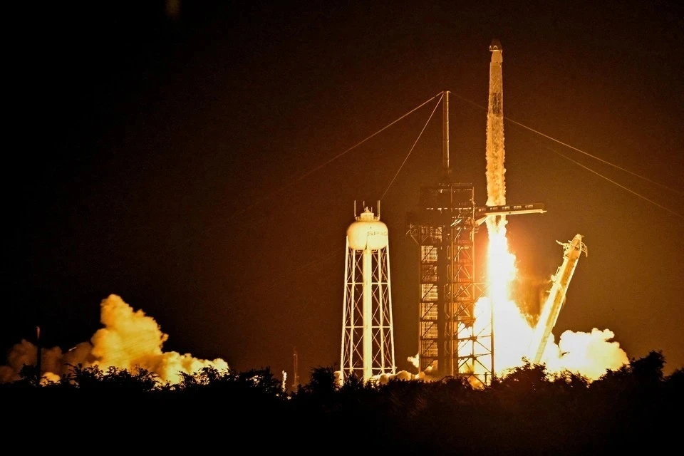 Корабль Crew Dragon с российским космонавтом Песковым вернулся на Землю