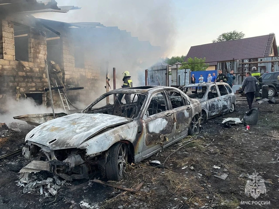 Огонь охватил два автомобиля. Фото: ГУ МЧС России