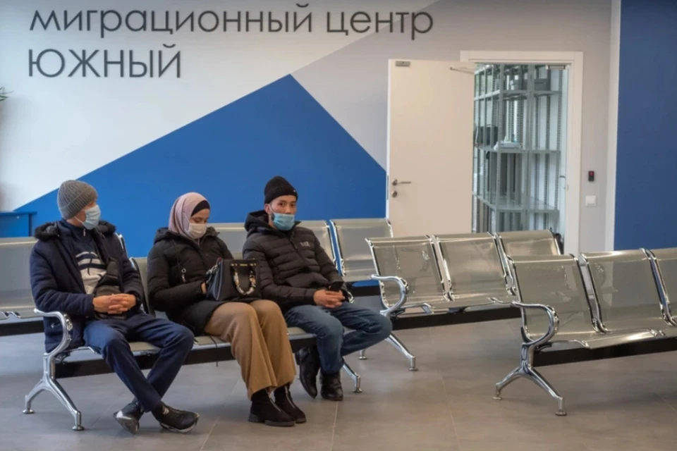 МВД: Шесть человек задержаны за легализацию пяти тысяч мигрантов через Госуслуги