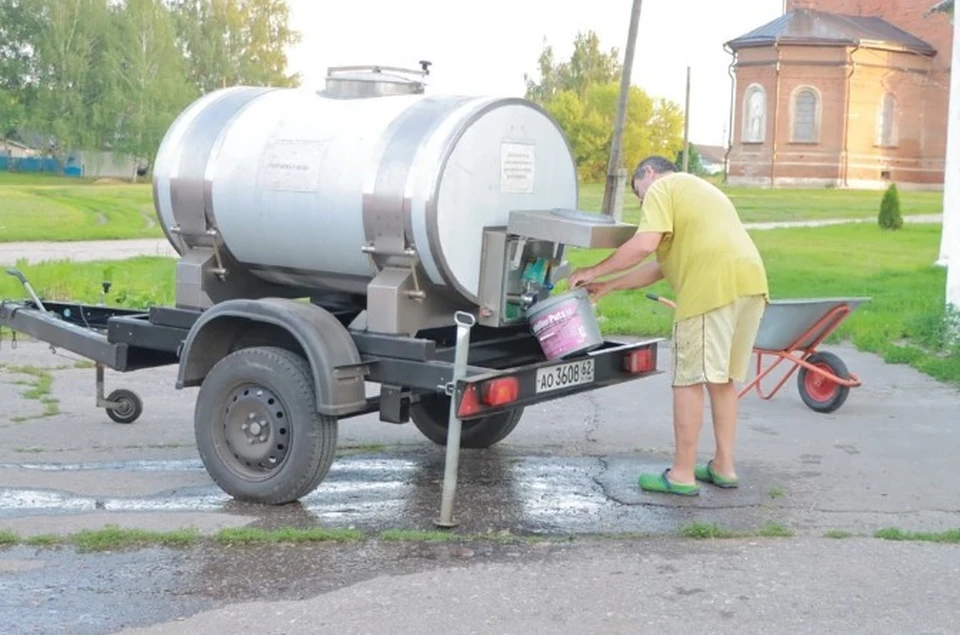 В период ремонта скважины, вода в село Лопатино доставлялась автоцистернами.