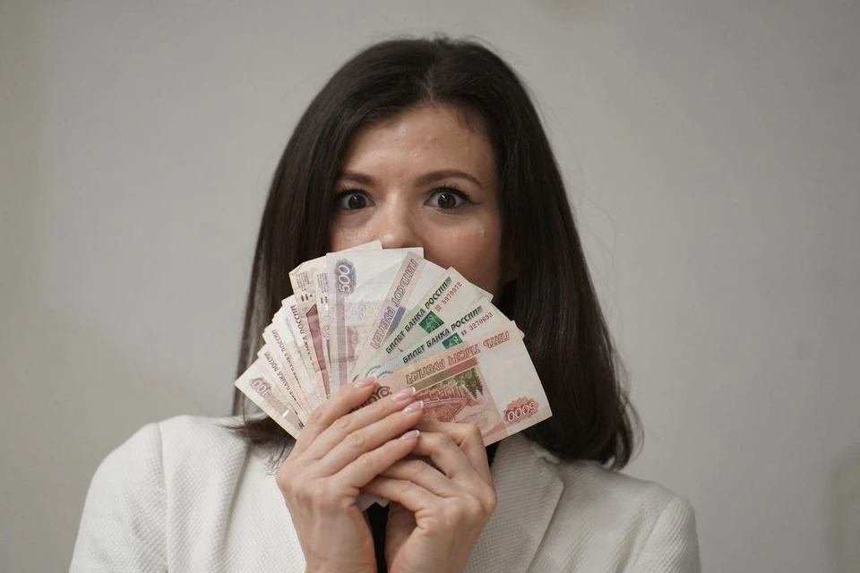 Ульяновские приставы заставили мошенницу выплатить штраф за аферу с выплатами