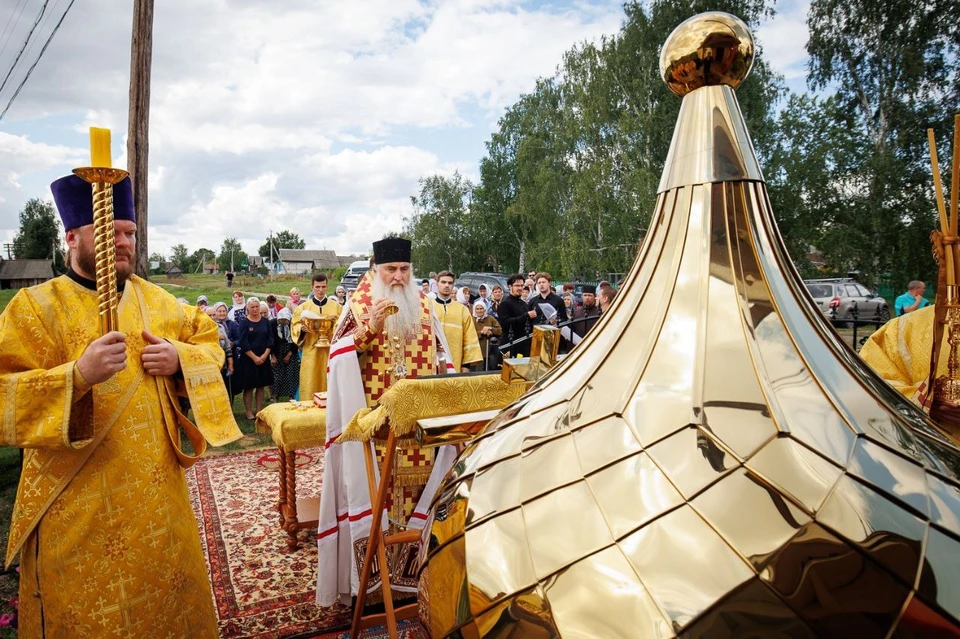 Митрополит Лонгин освятил купол храма Димитрия Солунского в селе Хмелёвка. ФОТО: Симбирская епархия