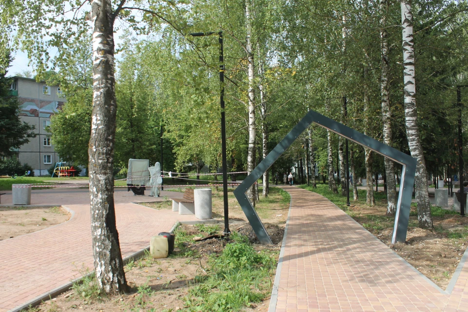 На входе появилась арка в форме многоугольника.