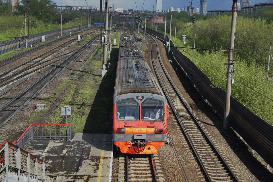 Парня ударило током на крыше электрички.