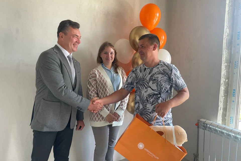 Ключи от новой квартиры семье передали в преддверии Дня авиационной промышленности. Фото: пресс-служба правительства Новосибирской области