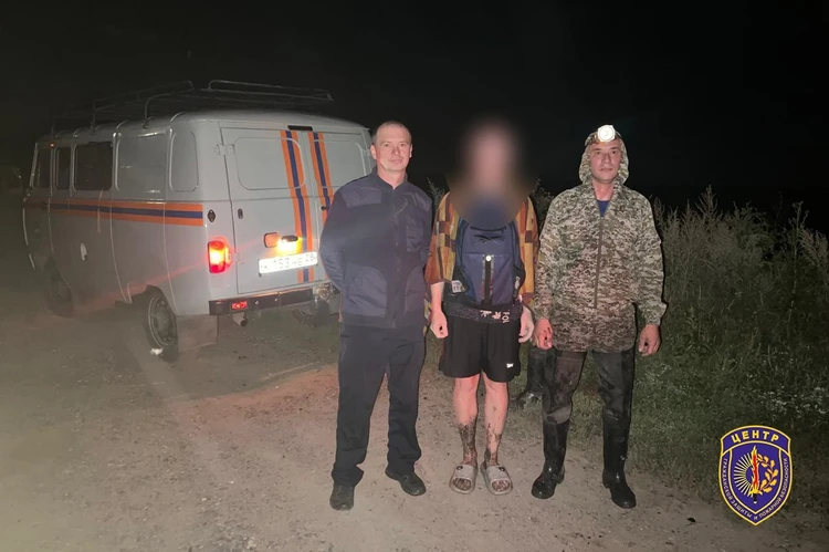 Срезал путь и чуть не утонул в болоте: в Приамурье волонтеры и пожарные спасли молодого мужчину