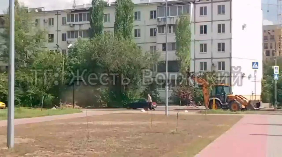 Дорожники работали под окнами дома. Фото: стоп-кадр с видео, "Жесть Волжского".