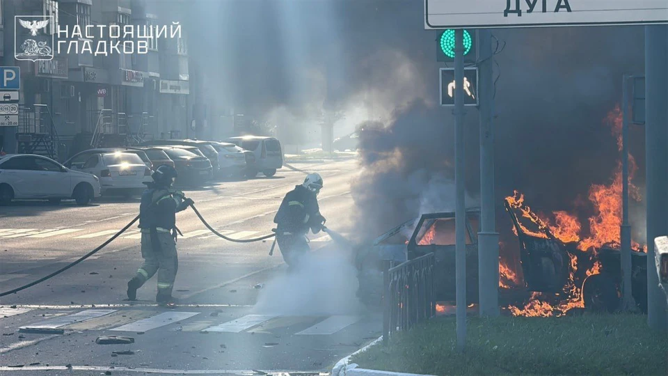 В результате удара загорелась легковушка, но сотрудники МЧС оперативно затушили огонь.