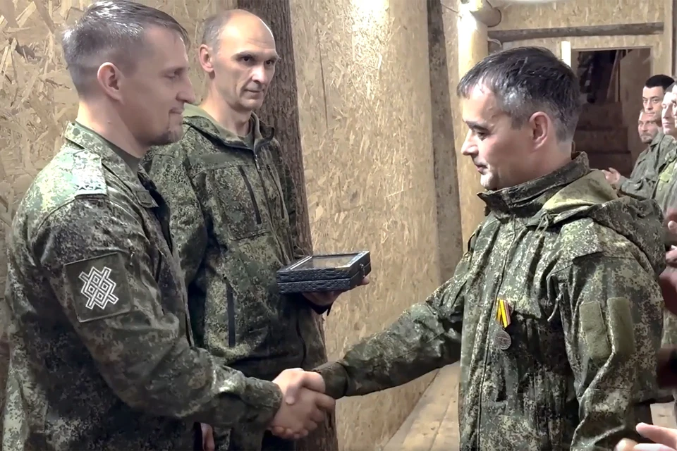 Сразу после награждения военнослужащие штурмовых подразделений вернулись на свои позиции для дальнейшего выполнения поставленных задач