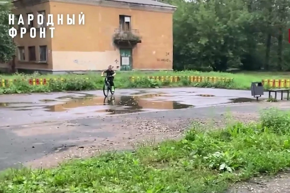 После аварии на теплотрассе детский городок пропал. Фото: Народный фронт Ярославль.