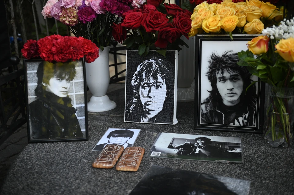 15 августа 1990 года в возрасте 28 лет Виктор Цой трагически погиб в автокатастрофе. Фото: Архив "КП" Могила Виктора Цоя, Санкт-Петербург, 15 августа 2025 года
