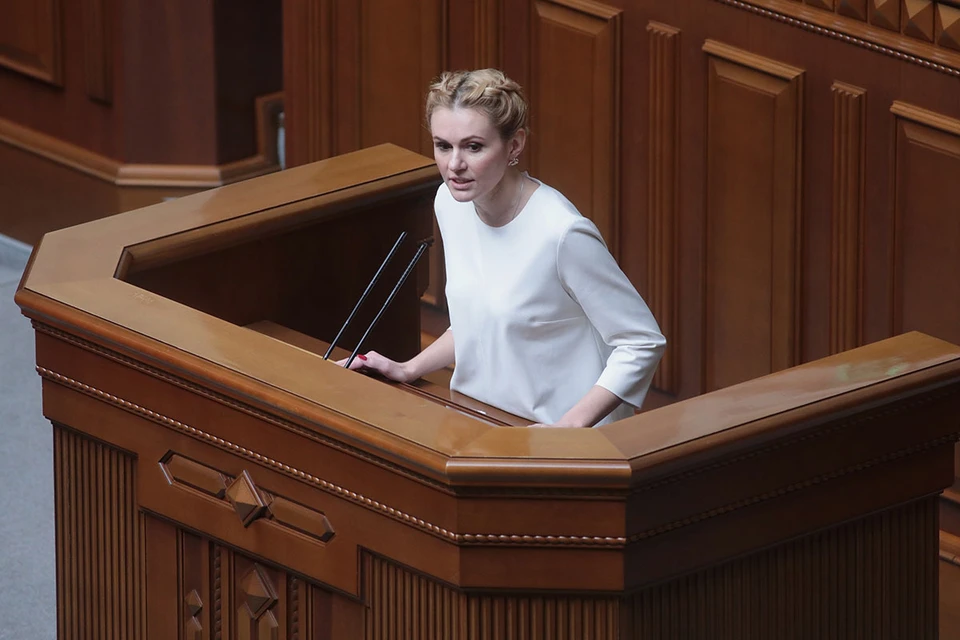 Депутат Верховной раду Украины Анна Скороход, которая ранее входила в команду «Слуг народа» Зеленского в парламенте, заявила, что юридический путь закрепить территориальные уступки найдется, было бы желание.