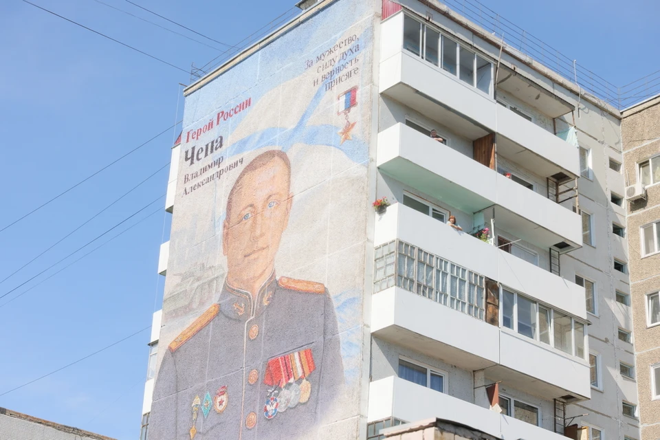 В Минусинске появился мурал Герою России Владимиру Чепе