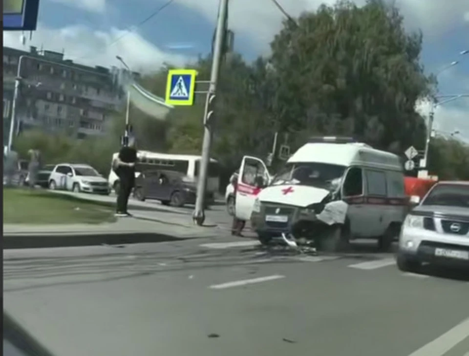 Иномарка врезалась в скорую помощь на улице Богдановича в Нижнем Новгороде. Фото: t.me/bez_cenz_nn