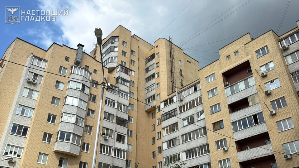 Из-за падения обломков сбитого беспилотника повреждены кровля и фасад многоквартирного дома.