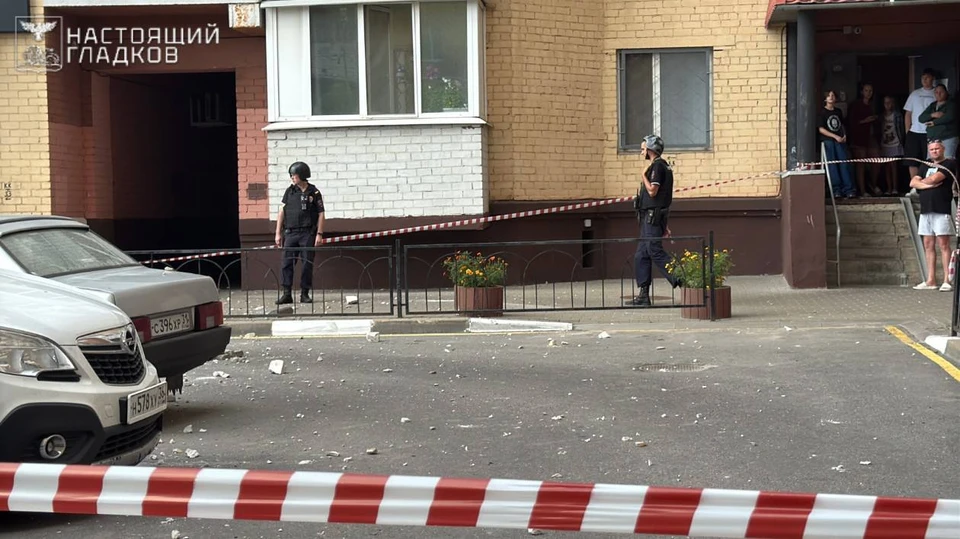 Беспилотник взорвался рядом с многоквартирным домом.