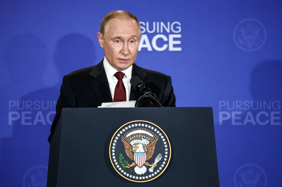 Вместо обеда с Трампом Путин поехал возлагать цветы к могилам советских лётчиков. Фото: Сергей Булкин/ТАСС