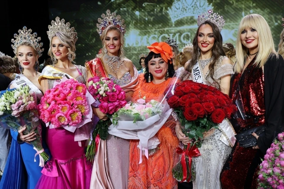 На фото слева направо: Екатерина Скрябина, Юлия Смолякова, Екатерина Семенова, Алла Маркина, Ирина Глущенко, Анжелика Агурбаш. Фото: пресс служба конкурса «Миссис Россия 2025».