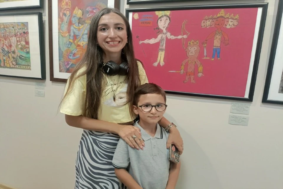 Леонид Шубенко, 7 лет, вместе с мамой на фоне своей работы «Рама, Хануман, Равана». Фото Марины Смирновой.