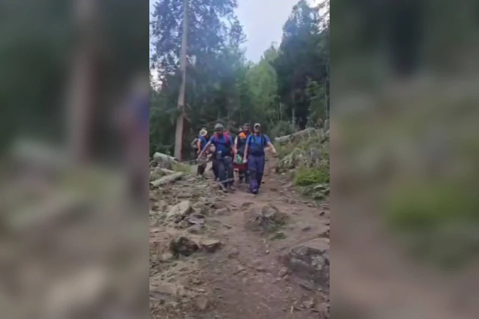 В Карачаево-Черкесии спасатели эвакуировали туристку с травмой ноги. Фото: МЧС России по КЧР