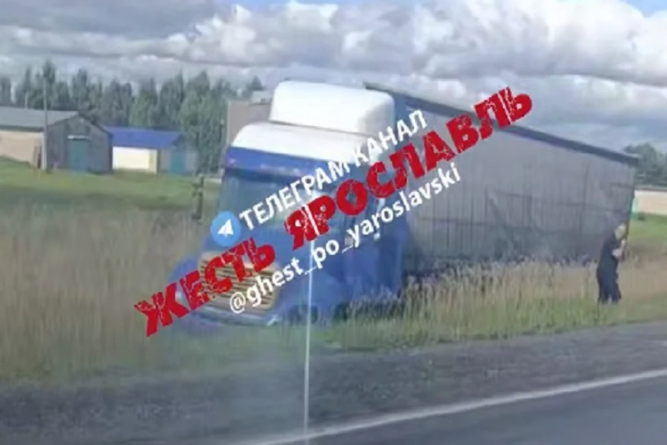 Водитель легковушки скончался на месте ДТП. Фото: телеграм-канал Жесть Ярославль.