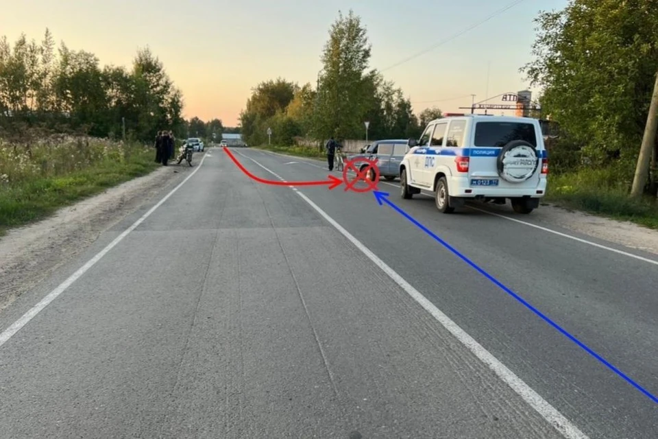 Юноши на мотоцикле врезались в легковушку.