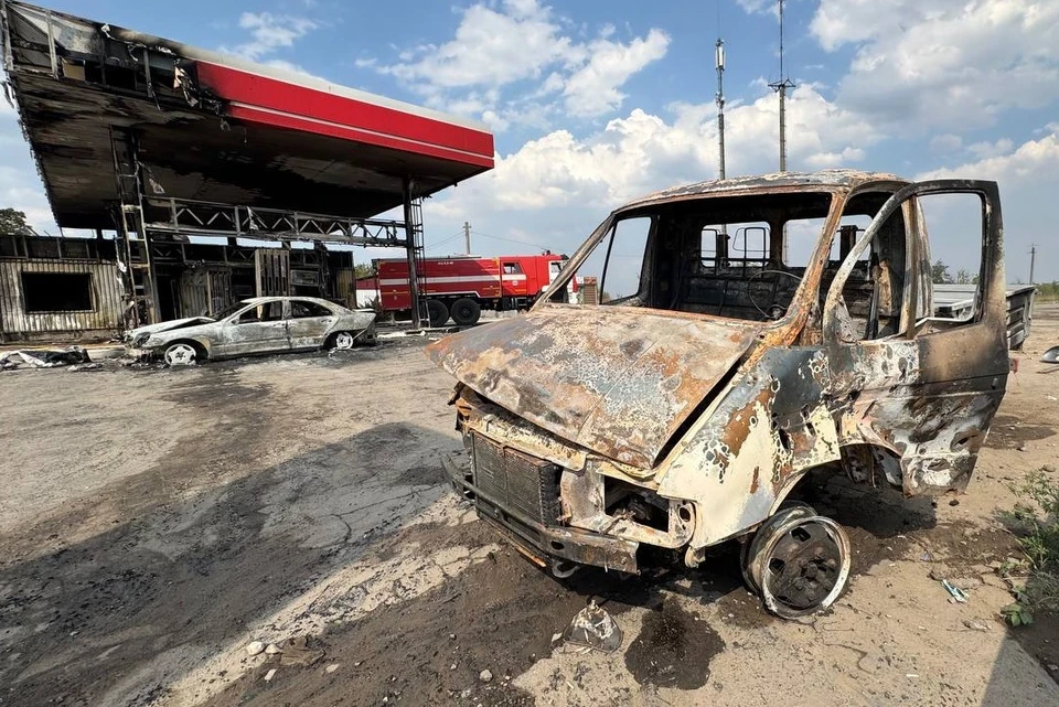 В результате атаки сгорели автомобили, а также административное здание АЗС вместе с заправочными колонками