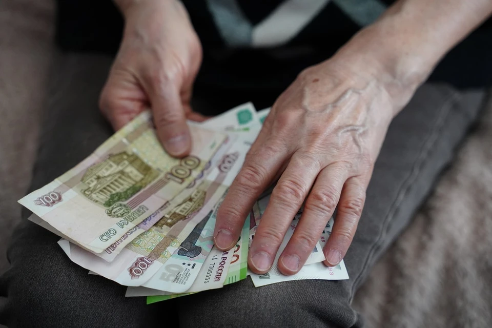 Мужчина перевез к себе мать, чтобы жить на ее деньги