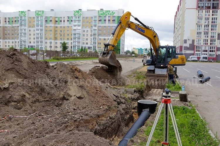 В Брянске на улице Строкина строят ливневую канализацию