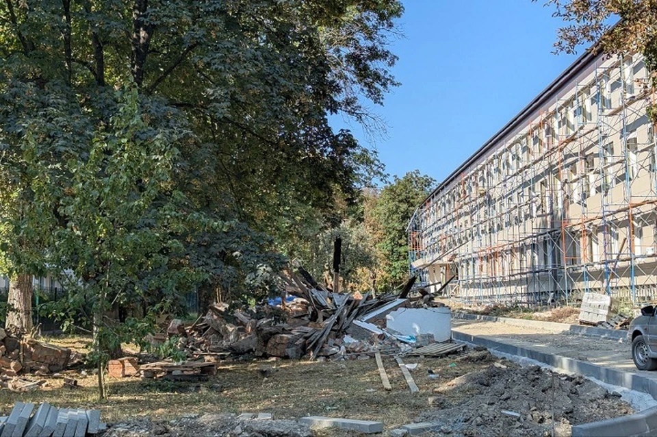 Подрядчик мало того, что не очистил территорию от мусора, но и не приехал на планёрку. Фото: соцсети главы города.