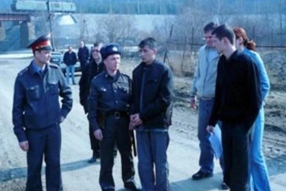 Так и не скажешь, что этот щуплый парень рядом с милиционером, жестоко расправился с двумя девочками. Фото: из материалов дела.