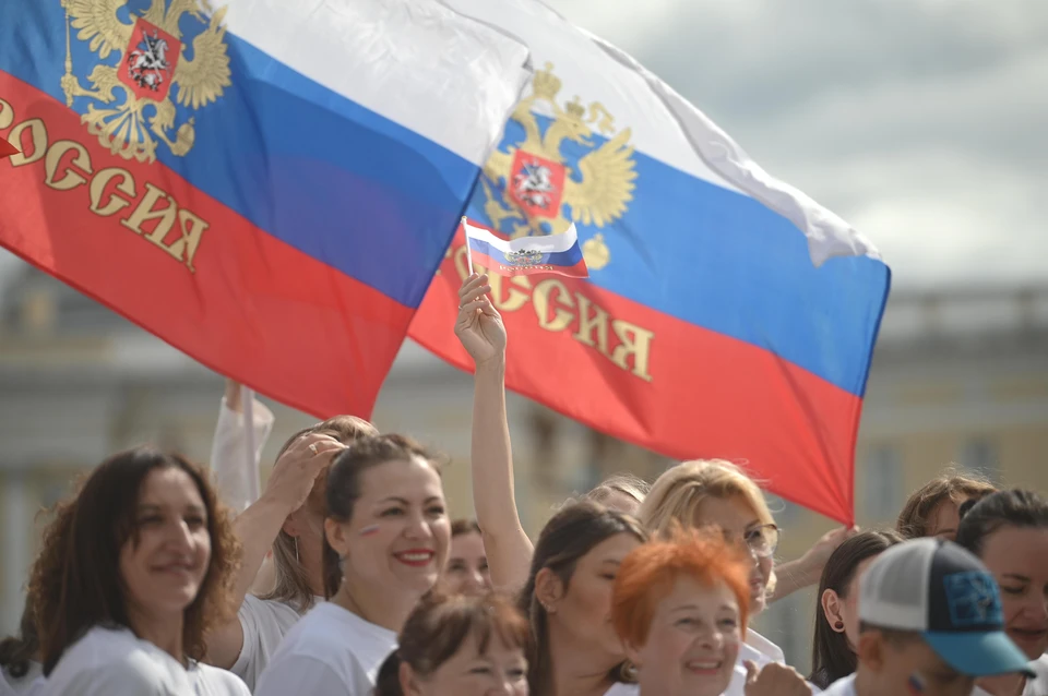 В Якутске развернут российский триколор в честь Дня Государственного флага