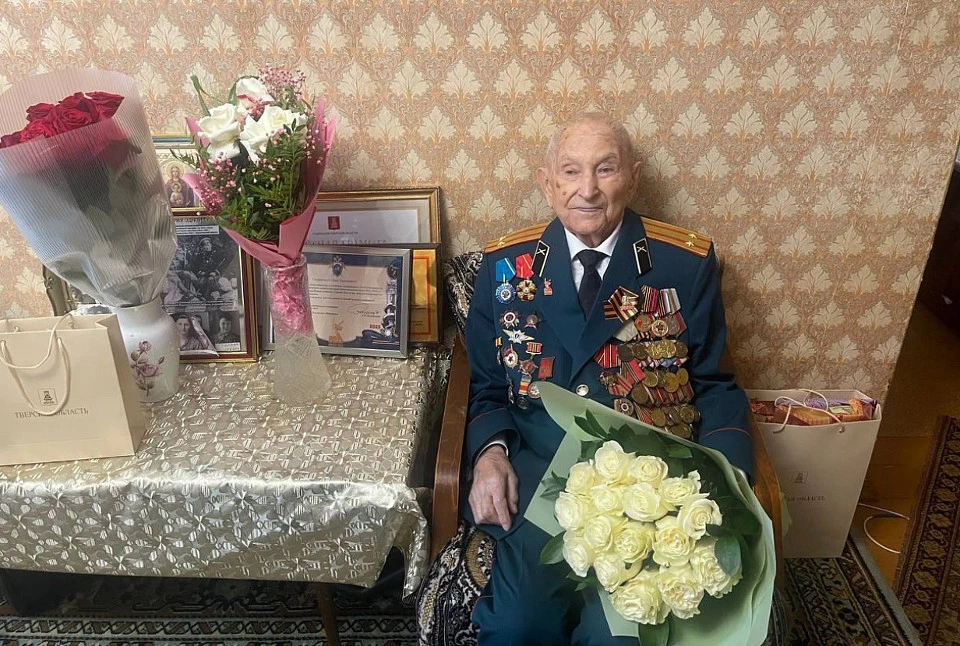Иван Евгеньевич принимает поздравления.