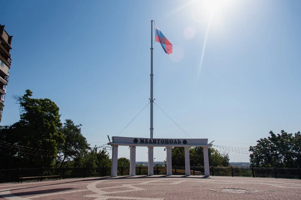 На площади обновили полотнище российского флага. Фото - тг-канал администрации Мелитополя