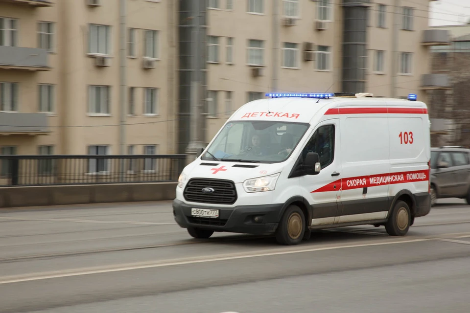 В Новосибирске маленький мальчик выпал из окна четвертого этажа.