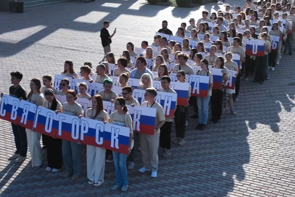 Таблички с названиями населенных пунктов Новороссии. в том числе оккупированных ВСУ, пронесли по Мелитополю. Фото: министерство молодежи ДНР
