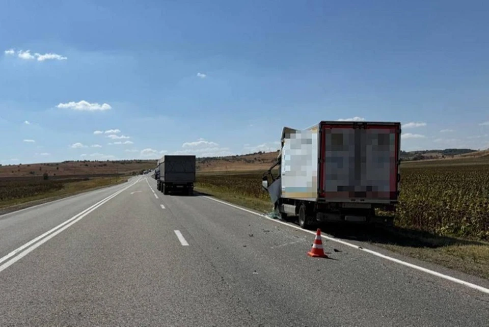 63-летний водитель Isuzu не выдержал безопасную дистанцию и врезался во впереди движущийся КамАЗ. Фото: ГАИ СК.