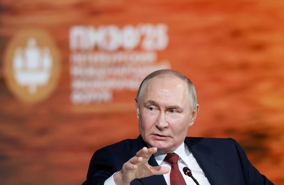 Владимир Путин в Сарове возложил цветы к памятнику учёному Юлию Харитону