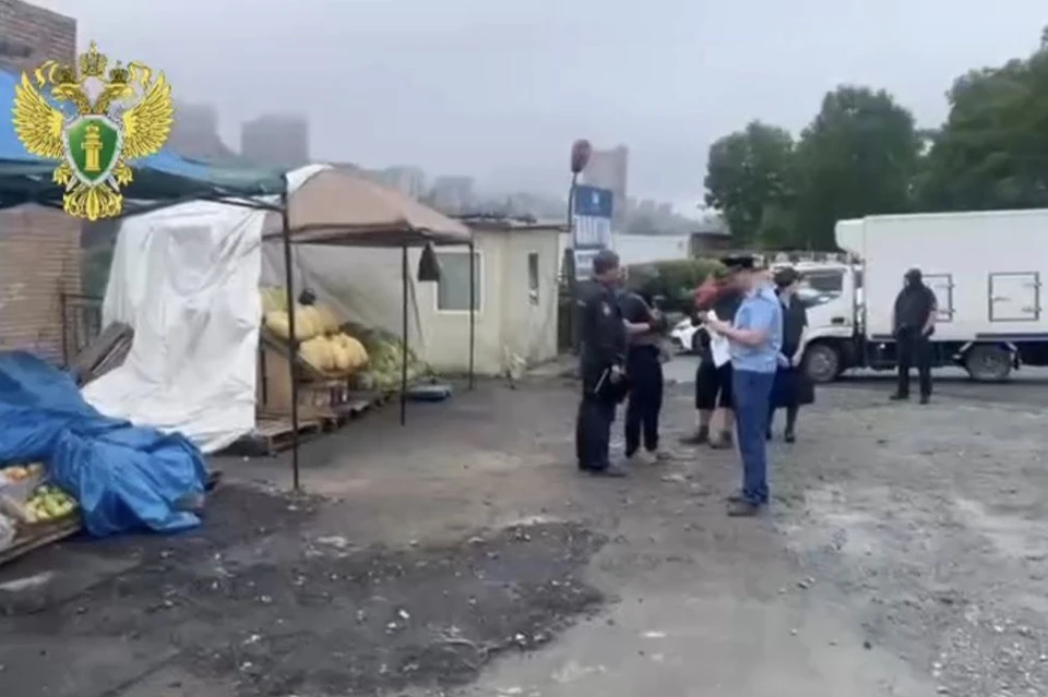 Несмотря на первоначальные меры по ликвидации незаконной торговли, организаторы рынка попытались возобновить свою деятельность. Фото: принтскрин видео прокуратуры Приморья