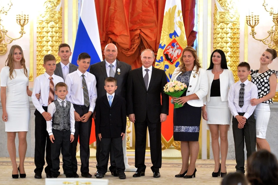 Владимир Путин вручил семье Клименко орден «Родительская слава». 2015 год. Фото: kremlin.ru