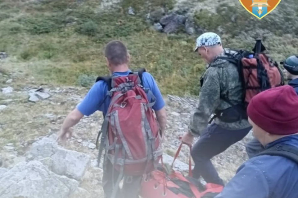 В Бурятии спасатели эвакуировали туристку со сломанной ногой со скалы. Фото: Республиканское агентство ГО и ЧС.